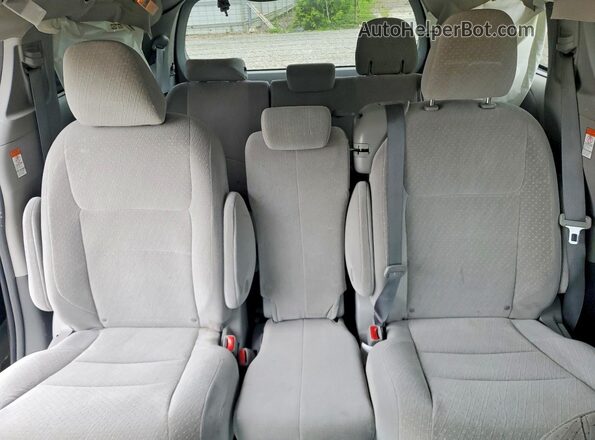 5TDKZ3DC1JS904751 2018 TOYOTA SIENNA Silver 