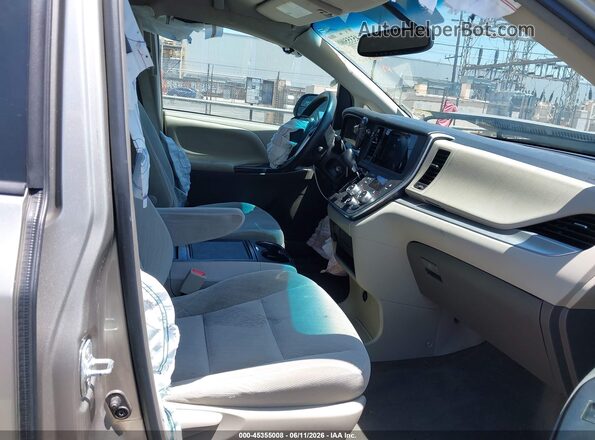 5TDKZ3DC2HS841184 2017 TOYOTA SIENNA Gray Front interior view