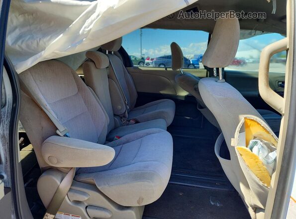 5TDKZ3DC2JS963677 2018 TOYOTA SIENNA White Вид задньої частини салону