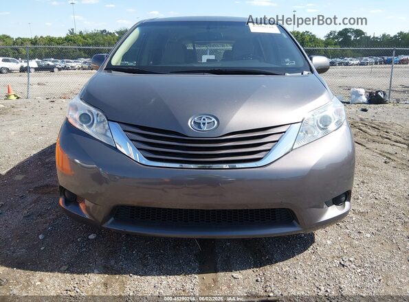 5TDKZ3DC3HS778239 2017 TOYOTA SIENNA Gray Dashboard view
