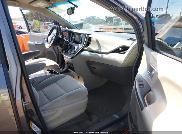 5TDKZ3DC3HS778239 2017 TOYOTA SIENNA Gray Front interior view