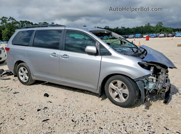 5TDKZ3DC3HS800403 2017 TOYOTA SIENNA Silver Przód prawy
