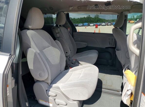 5TDKZ3DC3HS800403 2017 TOYOTA SIENNA Silver Widok wnętrza z tyłu