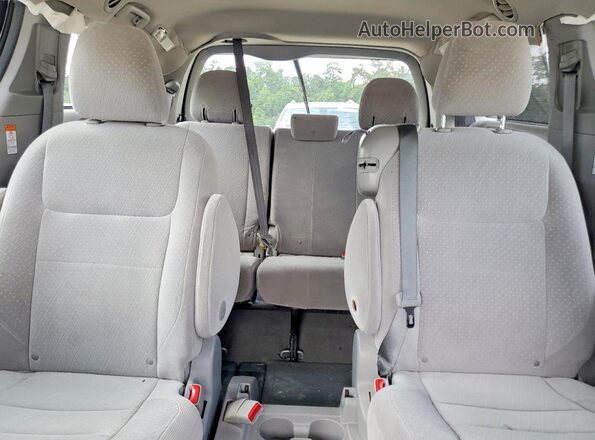 5TDKZ3DC3HS800403 2017 TOYOTA SIENNA Silver Widok tylnych siedzeń