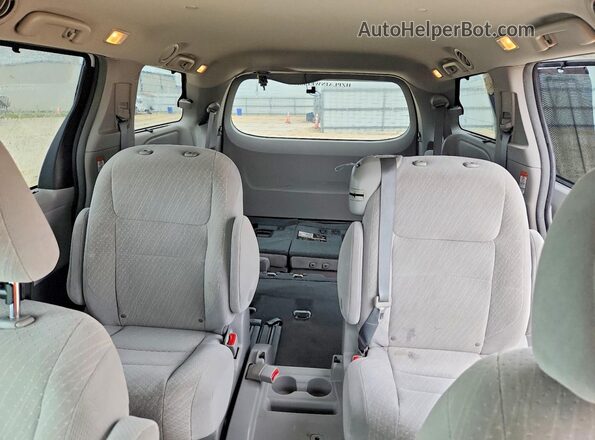 5TDKZ3DC3KS010624 2019 TOYOTA SIENNA White Widok tylnych siedzeń