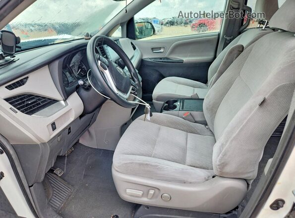 5TDKZ3DC3KS010624 2019 TOYOTA SIENNA White Widok wnętrza z przodu