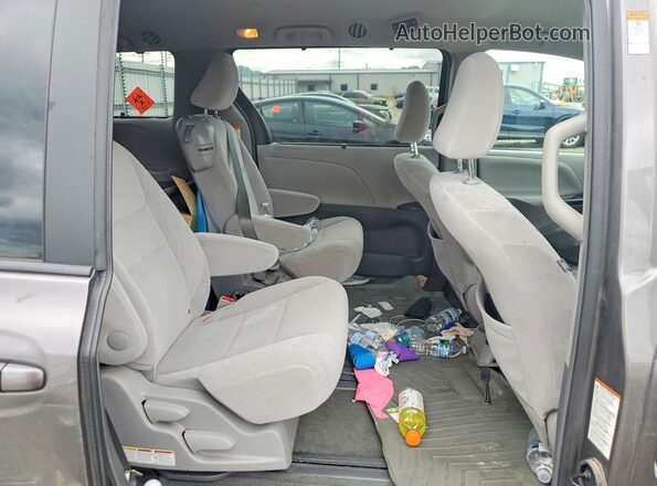 5TDKZ3DC5HS817378 2017 TOYOTA SIENNA Gray Vista interior trasera