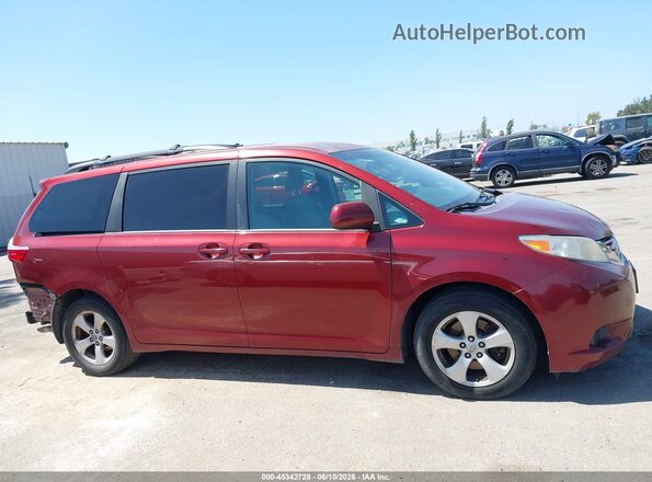 5TDKZ3DC5HS874910 2017 TOYOTA SIENNA Burgundy უკანა სალონის ხედი
