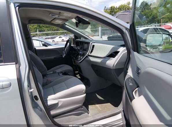 5TDKZ3DC5LS038457 2020 TOYOTA SIENNA Silver Front interior view