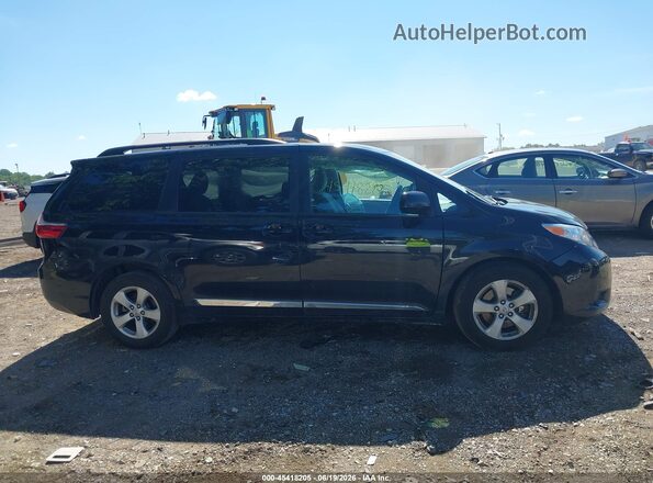 5TDKZ3DC6HS809760 2017 TOYOTA SIENNA Black Вид задньої частини салону