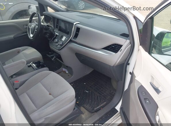 5TDKZ3DC6HS836439 2017 TOYOTA SIENNA White Front interior view
