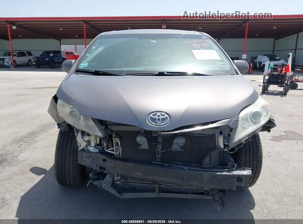 5TDKZ3DC6HS888783 2017 TOYOTA SIENNA Gray უკანა სალონის ხედი