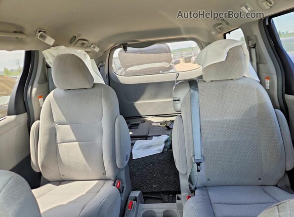 5TDKZ3DC6JS953833 2018 TOYOTA SIENNA Silver Vista de los asientos traseros