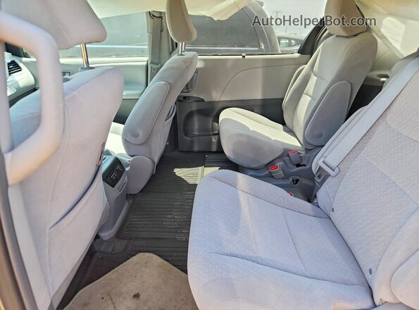 5TDKZ3DC6JS953833 2018 TOYOTA SIENNA Silver Vista interior trasera