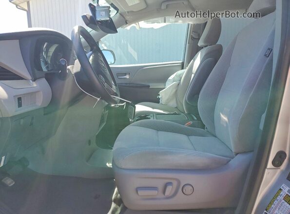 5TDKZ3DC6LS032960 2020 TOYOTA SIENNA Silver წინა სალონის ხედი