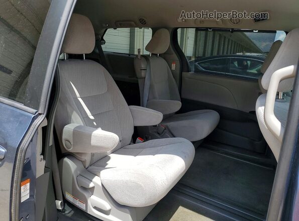5TDKZ3DC7HS767356 2017 TOYOTA SIENNA Blue Rear interior view