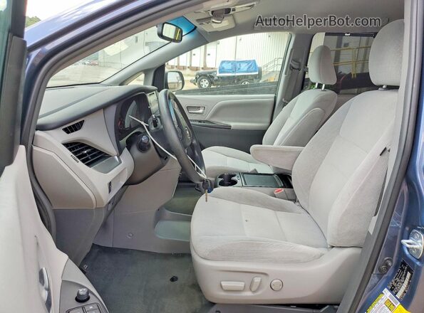 5TDKZ3DC7HS767356 2017 TOYOTA SIENNA Blue Front interior view