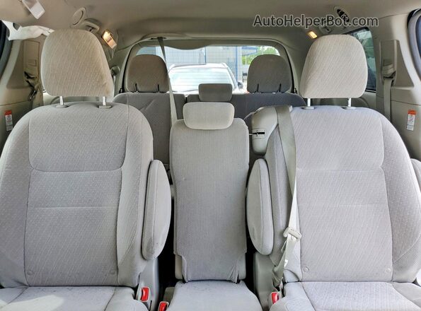 5TDKZ3DC7KS970495 2019 TOYOTA SIENNA Синий Вид задних сидений