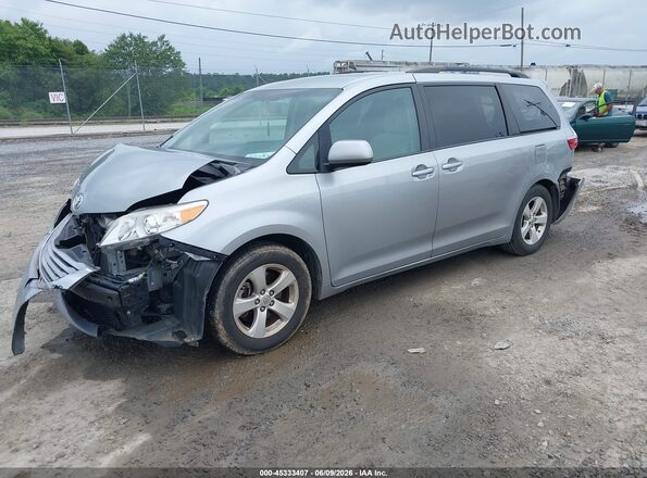 5TDKZ3DC8HS771707 2017 TOYOTA SIENNA Silver Vista tres cuartos delantera izquierda