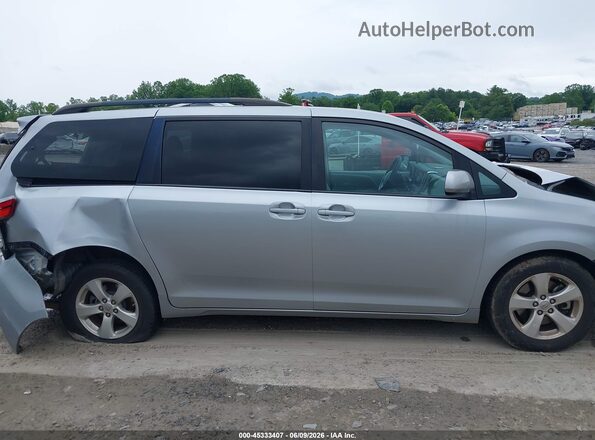 5TDKZ3DC8HS771707 2017 TOYOTA SIENNA Silver Vista interior trasera