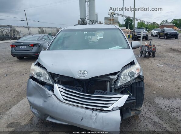 5TDKZ3DC8HS771707 2017 TOYOTA SIENNA Silver Vista del cuadro de instrumentos