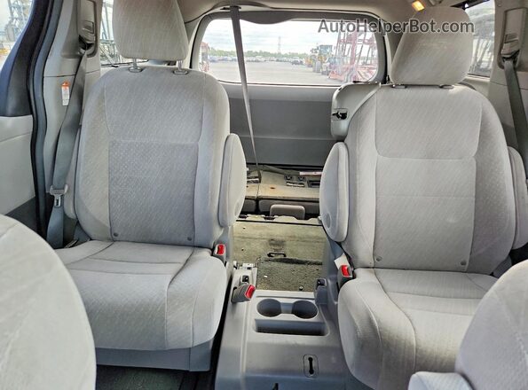 5TDKZ3DC8HS841903 2017 TOYOTA SIENNA Gray უკანა სავარძლების ხედი