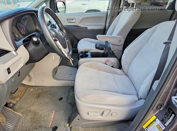 5TDKZ3DC8HS841903 2017 TOYOTA SIENNA Gray წინა სალონის ხედი