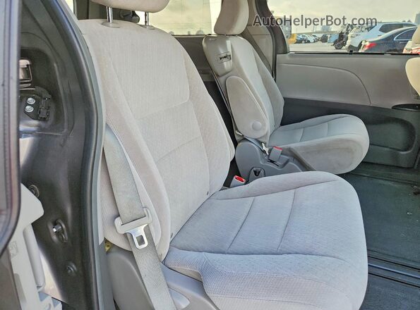 5TDKZ3DC8HS841903 2017 TOYOTA SIENNA Gray უკანა სალონის ხედი
