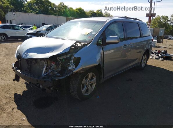 5TDKZ3DC8HS844820 2017 TOYOTA SIENNA Серебряный Передняя левая четверть
