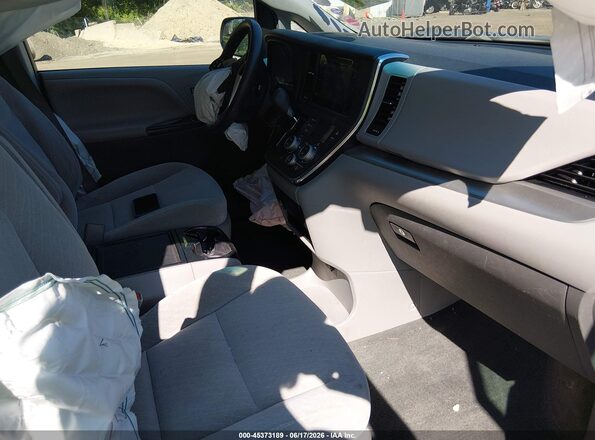5TDKZ3DC8HS844820 2017 TOYOTA SIENNA Серебряный Вид салона спереди