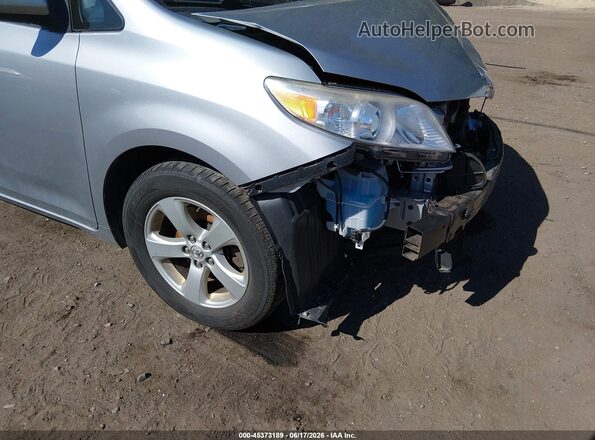 5TDKZ3DC8HS844820 2017 TOYOTA SIENNA Серебряный Вид спереди