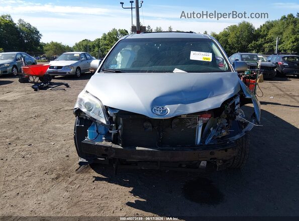 5TDKZ3DC8HS844820 2017 TOYOTA SIENNA Серебряный Вид задней части салона