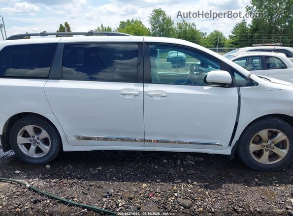 5TDKZ3DC8JS946401 2018 TOYOTA SIENNA White Rear interior view