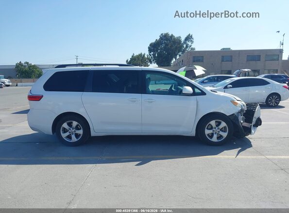 5TDKZ3DC9HS768735 2017 TOYOTA SIENNA White Rear interior view