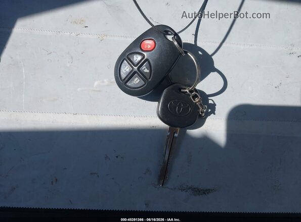 5TDKZ3DC9HS768735 2017 TOYOTA SIENNA White Dashboard view