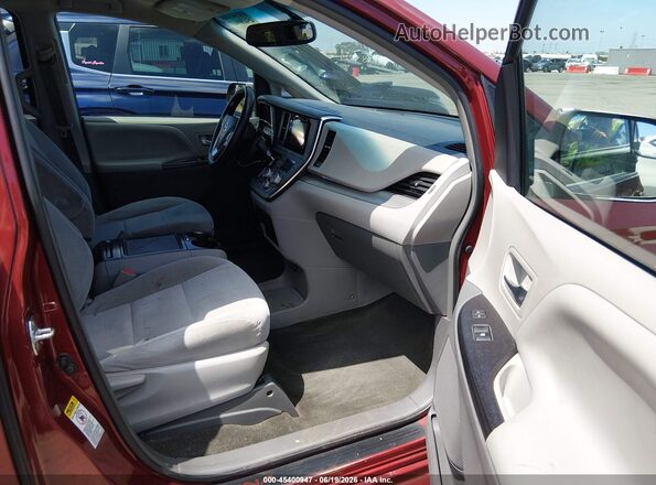 5TDKZ3DC9HS880533 2017 TOYOTA SIENNA Бордовый Вид салона спереди