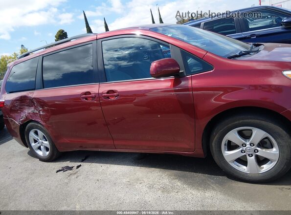 5TDKZ3DC9HS880533 2017 TOYOTA SIENNA Бордовый Вид задней части салона