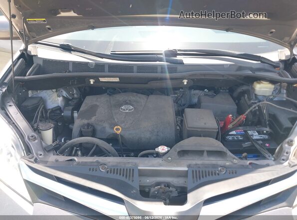 5TDKZ3DC9JS954586 2018 TOYOTA SIENNA Gray Rear view