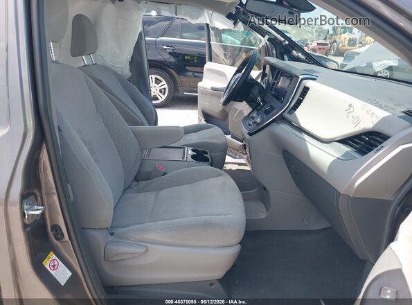 5TDKZ3DC9JS954586 2018 TOYOTA SIENNA Gray Front interior view