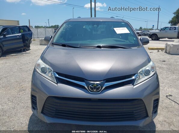 5TDKZ3DC9JS954586 2018 TOYOTA SIENNA Gray Rear interior view