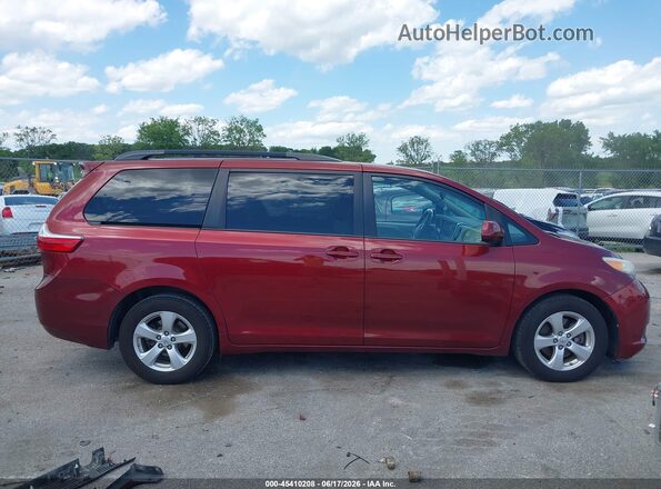 5TDKZ3DCXHS813469 2017 TOYOTA SIENNA Red Widok wnętrza z tyłu