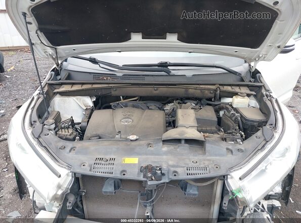 5TDKZRFH0JS539085 2018 TOYOTA HIGHLANDER White Widok z tyłu