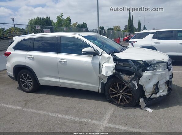 5TDKZRFH2JS527858 2018 TOYOTA HIGHLANDER Белый Вид задней части салона