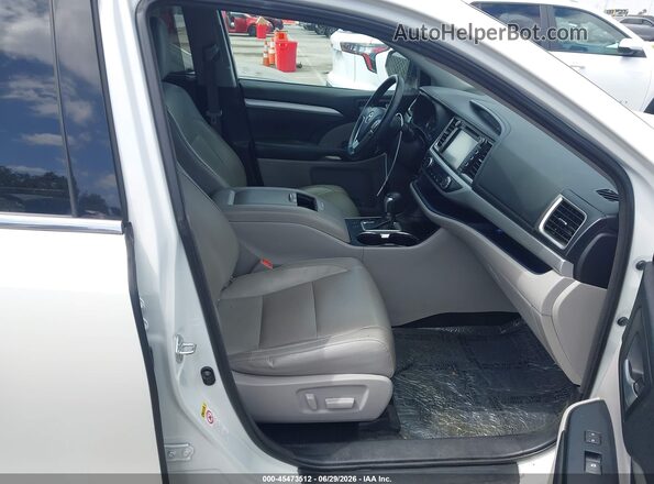 5TDKZRFH2JS527858 2018 TOYOTA HIGHLANDER Белый Вид салона спереди