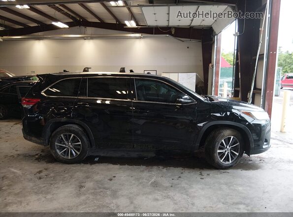 5TDKZRFH3JS528856 2018 TOYOTA HIGHLANDER Black Rear interior view
