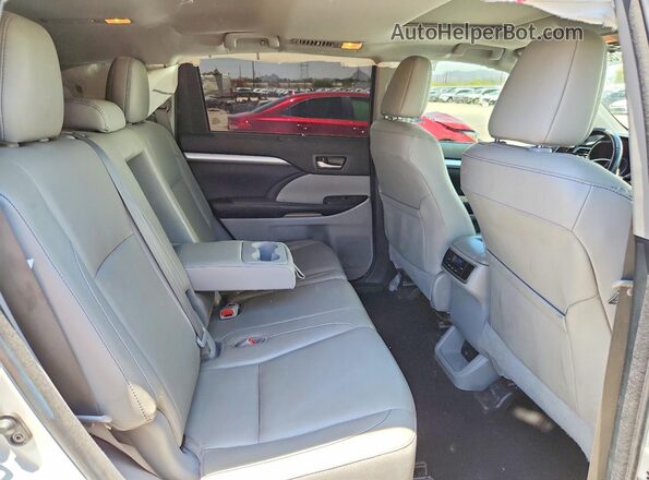5TDKZRFH3JS544474 2018 TOYOTA HIGHLANDER White Вид задньої частини салону