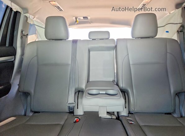 5TDKZRFH3JS544474 2018 TOYOTA HIGHLANDER White Вид задніх сидінь