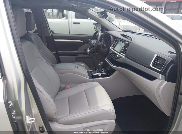 5TDKZRFH4KS355978 2019 TOYOTA HIGHLANDER Silver Front interior view