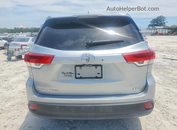 5TDKZRFH4KS571040 2019 TOYOTA HIGHLANDER Silver Rear view