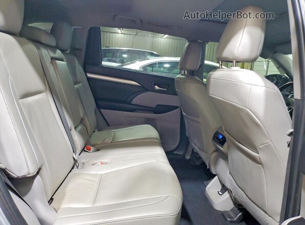 5TDKZRFH5KS346206 2019 TOYOTA HIGHLANDER Silver Rear interior view